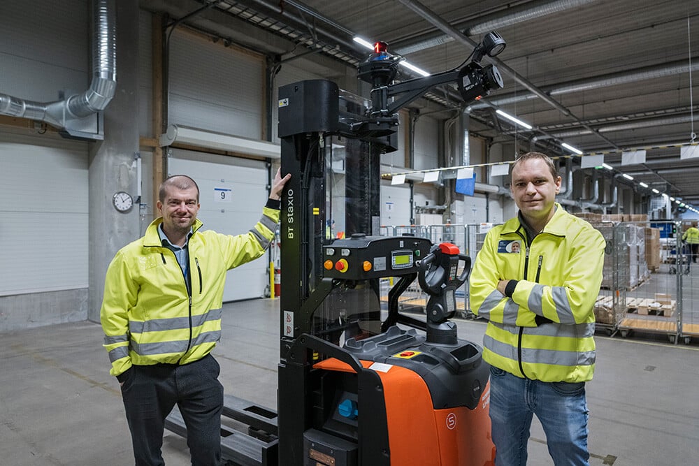 Toyotan AGV-trukki Hub logicsticilla. Kuvassa Anssi Tura ja Mika Uotinen