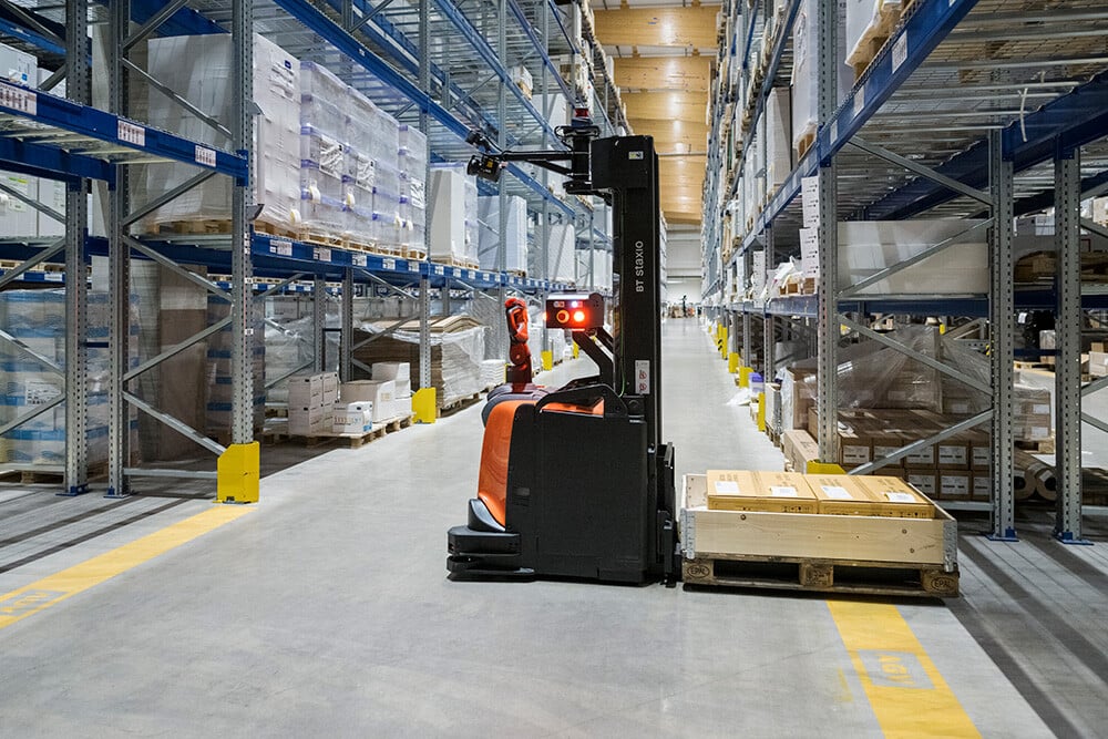 Toyotan AGV-trukki Hub logisticsin Hakkilan varastolla