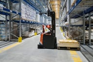 Toyotan automaattitrukki Hub logisticsilla