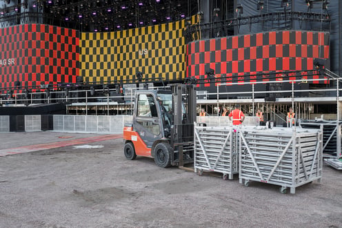 Toyotan vuokratrukit rakentamassa Flow Festivaalia vuonna 2025