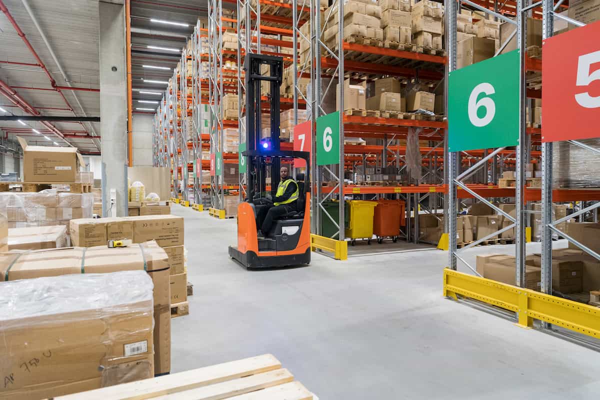 Varastotilaa Baronan logistiikkakeskus Avialogisissa.