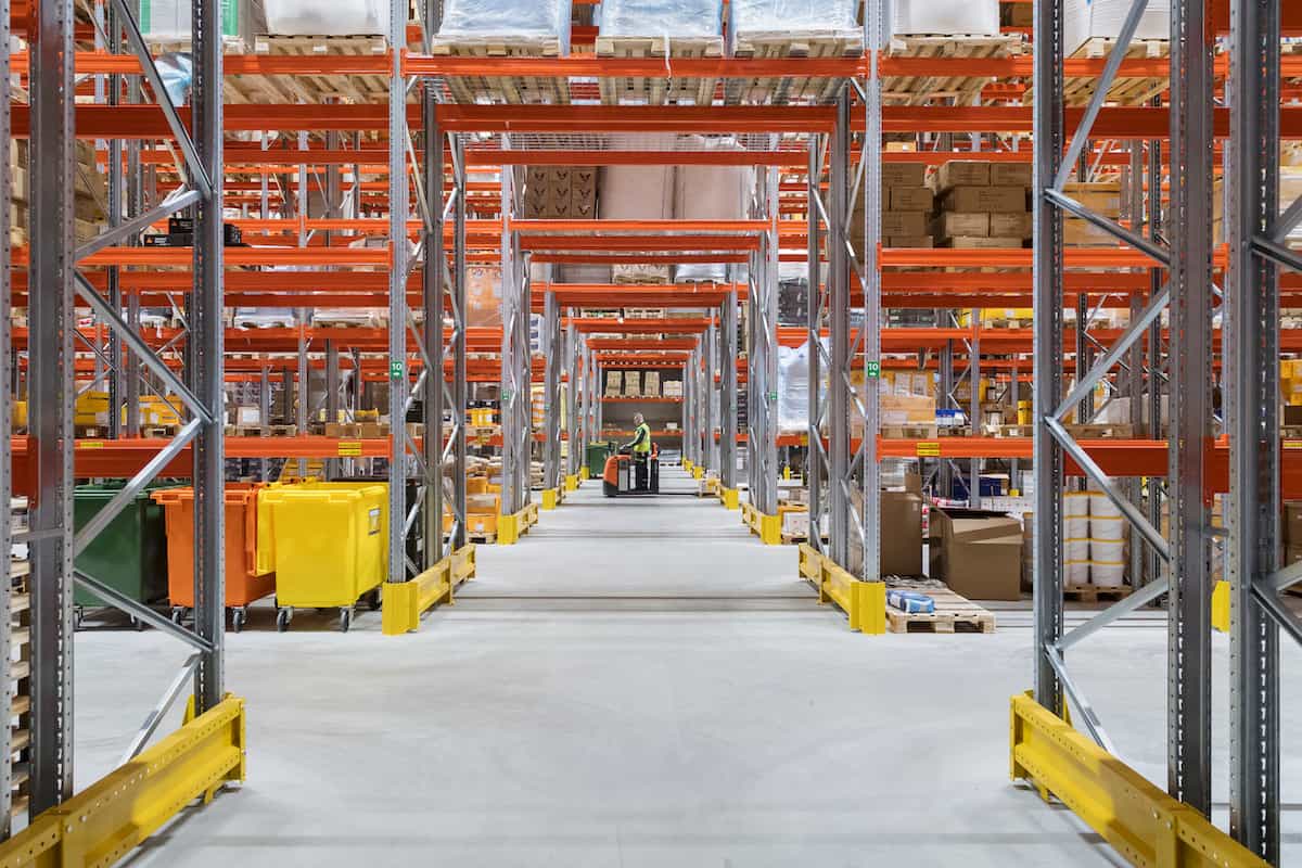 Hyllyjä Baronan logistiikkakeskus Avialogisissa.