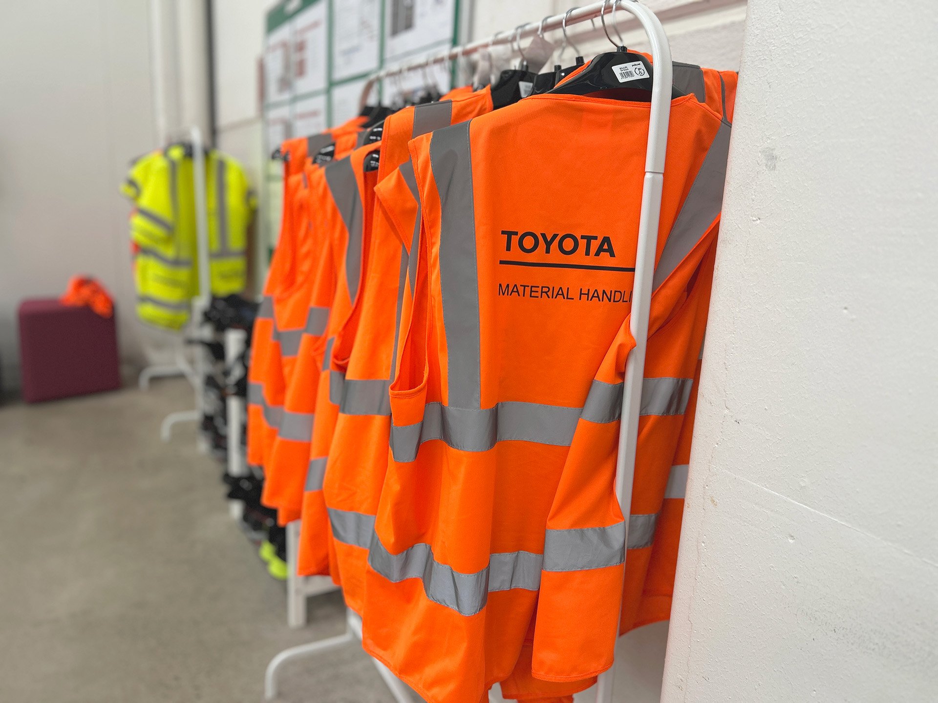 Toyota Material Handling Finlandin huomioliivit