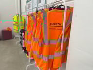 Huomioliivi Toyotan Material Hnadling Finlandin varastolla